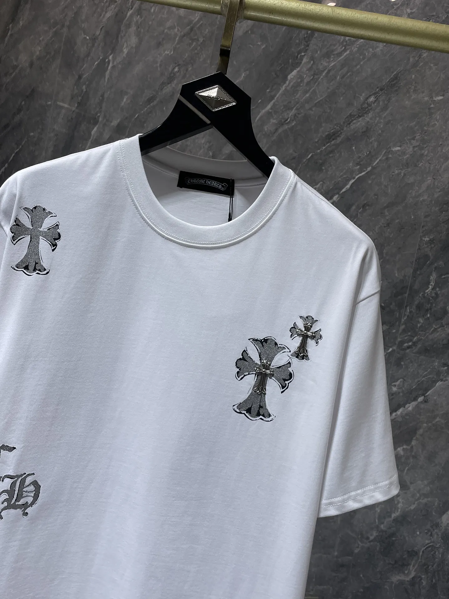 P146 New Chrome Hearts 25ss for summer. High-weight, environmentally friendly and high-quality top-grade fabric. 260g~270g. Chrome overlapping iron cross Sanskrit short sleeves. Counter synchronization. Re-engraved version 1:1. Recommended colors: white, black. Size: S, M, L, XL.